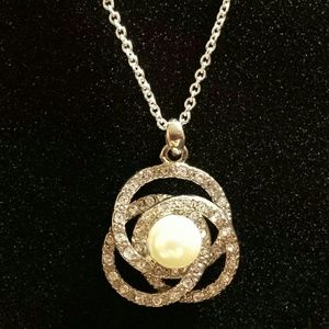 Avon Pretty Pearlesque Pendant